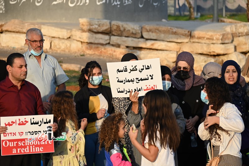 فيديو: مشاركة واسعة من اهالي وطلاب في الوقفة التنديدية ضد عنف الشرطة ويؤكدون : طلابنا ومدارسنا خط احمر ... مع غياب نواب البرلمان القسماويين ...